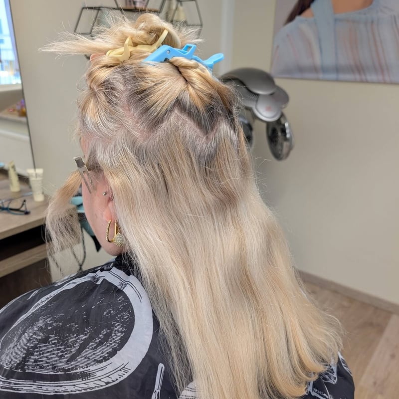 Das Haar wird für die Behandlung in feine Partien abgeteilt.