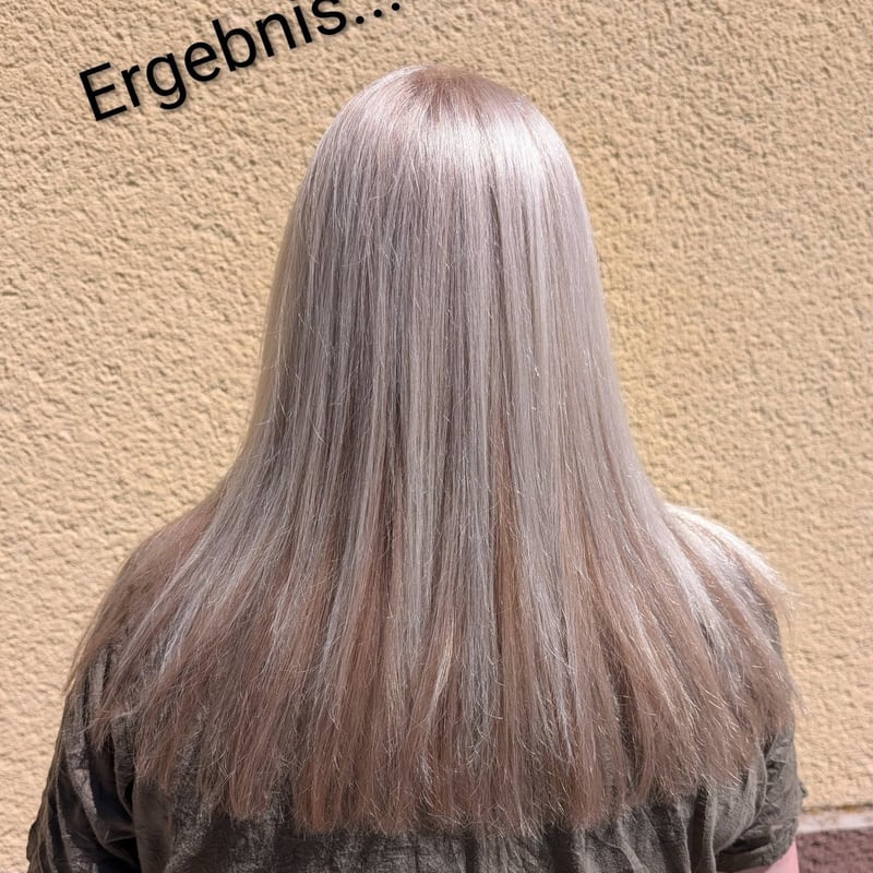 Das fertige Ergebnis in kühlem Silberblond, von hinten fotografiert.