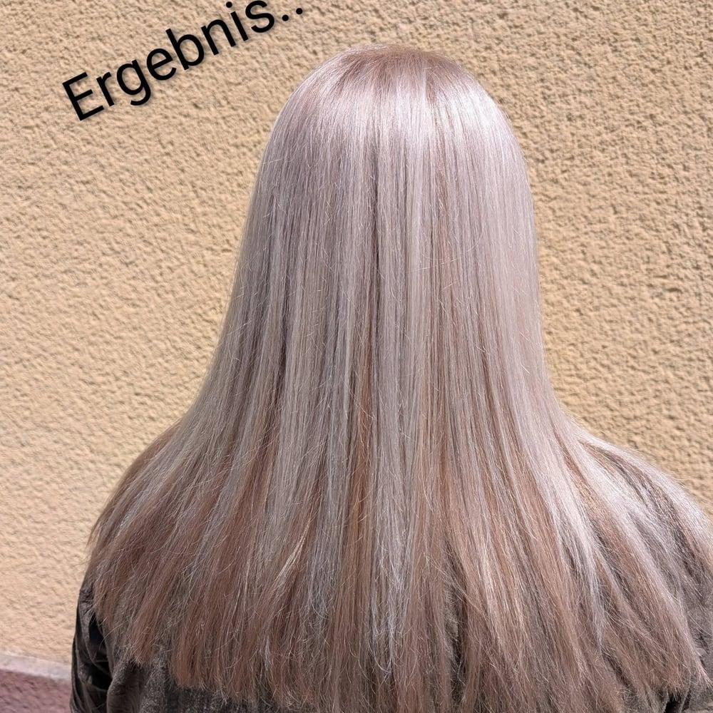 Dasselbe Haar nach der Behandlung, gleichmäßig kühles Silberblond.